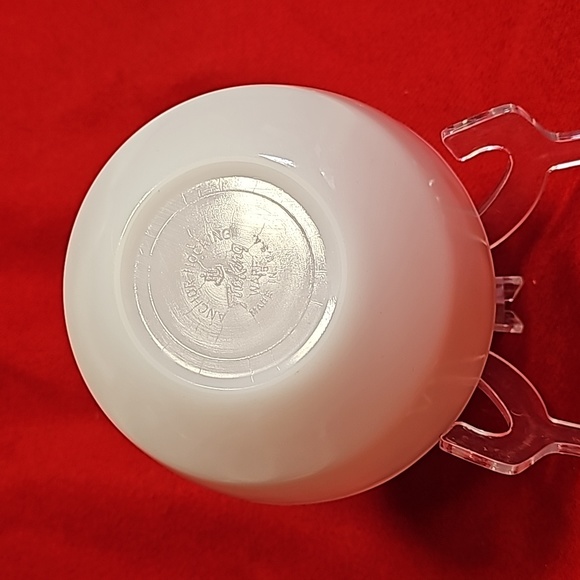 VINTAGE FIRE KING MILK GLASS ANCHOR HOCKING BOWL - SIZE 7.25" D X 3.5" T - Picture 6 of 6
